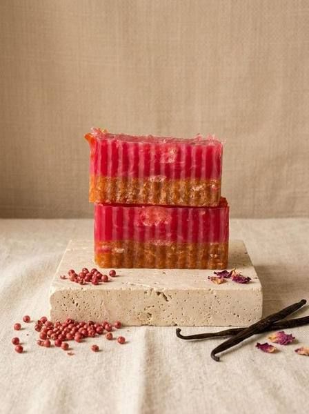 Sabonete artesanal de pimenta rosa e baunilha